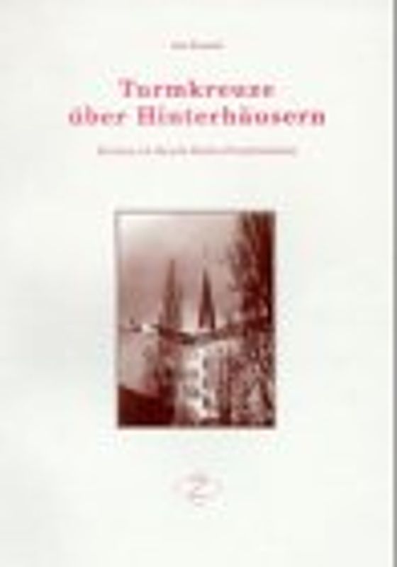 Turmkreuze über Hinterhäusern. Kirchen im Bezirk Berlin-Friedrichshain