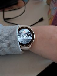 Image client pour Garmin Vivoactive 5 42 mm or et bracelet en silicone blanc