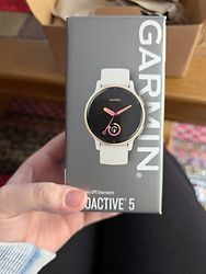 Image client pour Garmin Vivoactive 5 42 mm or et bracelet en silicone blanc