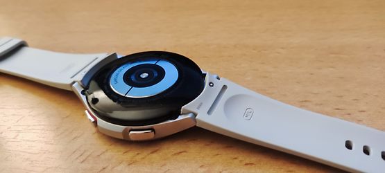 Kundenbild für Samsung Galaxy Watch4 Classic 46 mm Edelstahlgehäuse silber am Silikonarmband silber [Wi-Fi]