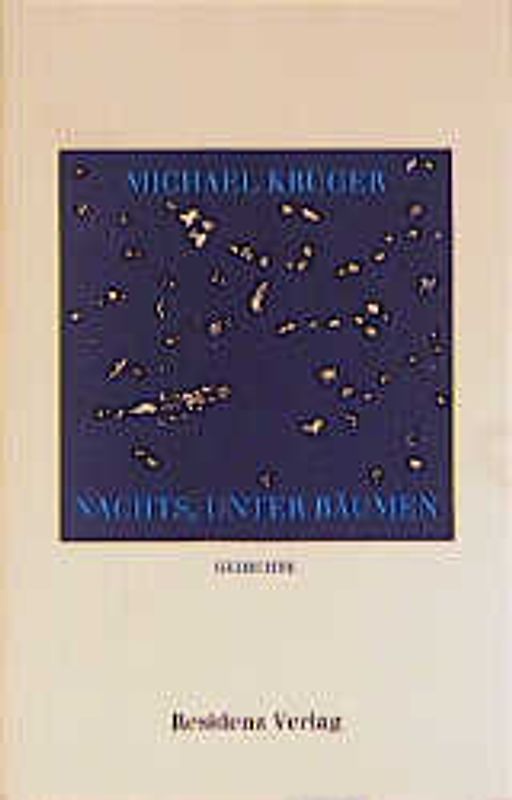 Nachts, unter Bäumen