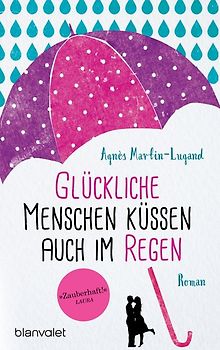 Glückliche Menschen küssen auch im Regen