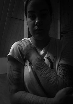 Der Weg durch die dunkle Fassade