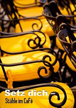 Setz dich – Stühle im Café (Tischaufsteller DIN A5 hoch)