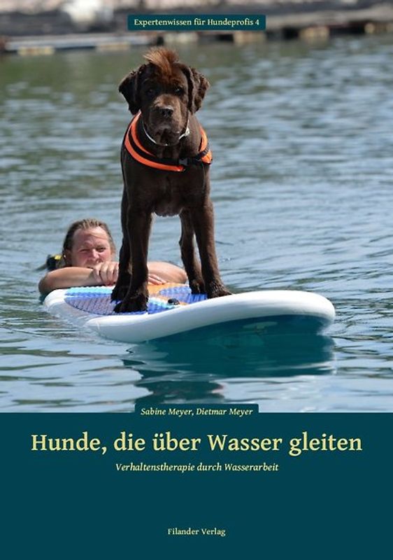 Hunde, die über Wasser gleiten