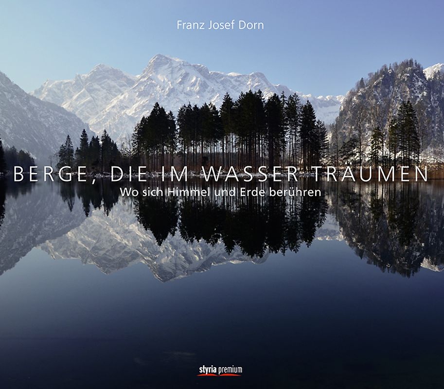 Berge, die im Wasser träumen