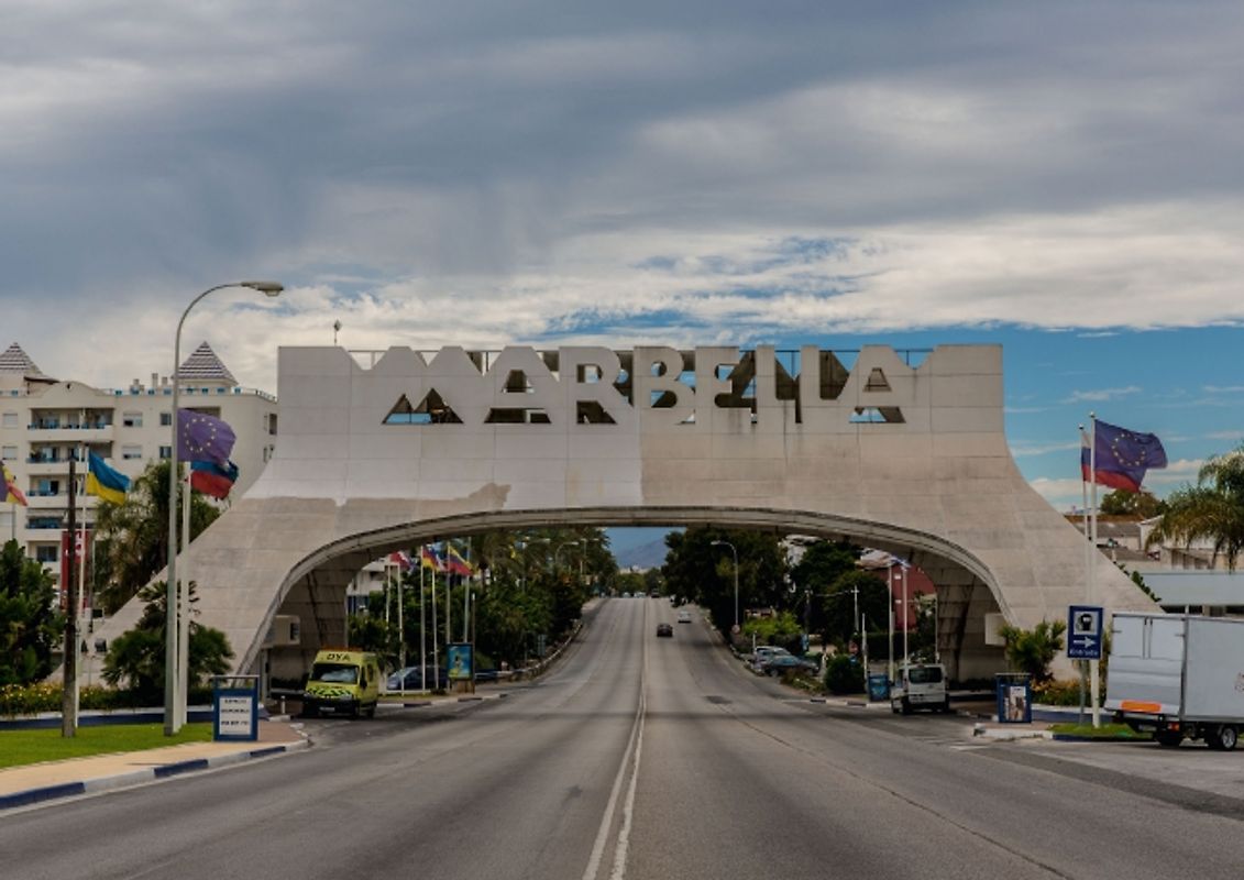 Marbella - die Stadt der Schönen und Reichen hat viele Gesichter (Posterbuch DIN A4 quer)