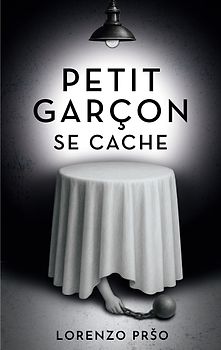 Petit garçon se cache