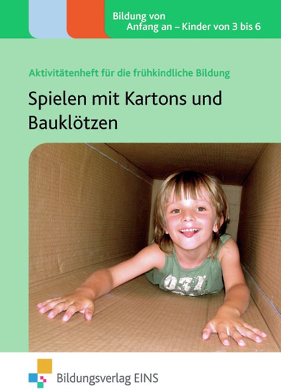 Spielen mit Kartons und Bauklötzen