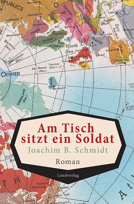 Am Tisch sitzt ein Soldat