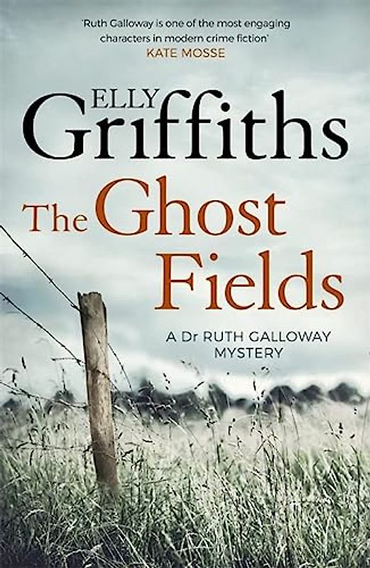 The Ghost Fields: The Dr Ruth Galloway Mysteries 7