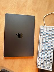 Kundenbild für Apple MacBook Air 13.6" (Liquid True Tone Retina Display) M2 (8-Core GPU) 8 GB RAM 256 GB SSD [Mid 2022] mitternacht