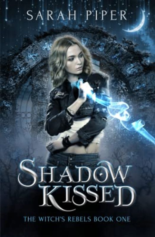 Shadow Kissed: A Reverse Harem Paranormal Romance (The Witch's Rebels, Band 1)