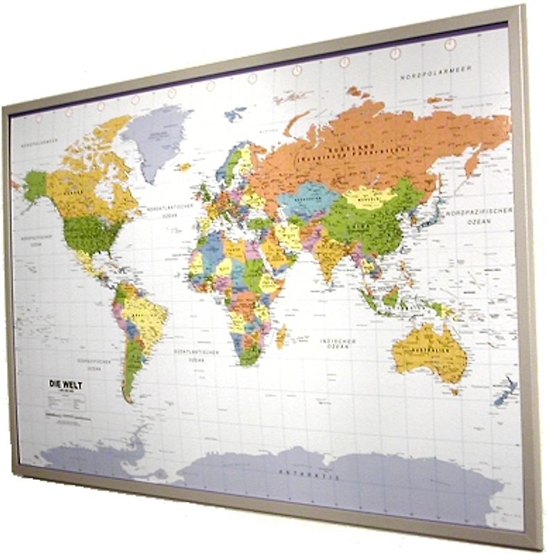 Politische Weltkarte in deutsch auf Kork-Pinnwand 90x60cm. Weltkarte zum Pinnen, Maßstab 1:45.350 Mio., mit 12 Pinnfähnchen mit silberfarbenen Holzrahmen