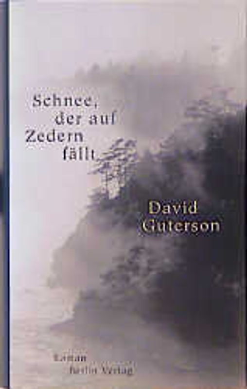 Schnee, der auf Zedern fällt