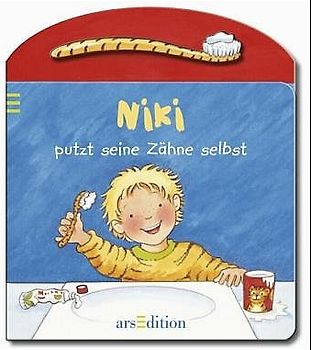 Niki putzt seine Zähne selbst