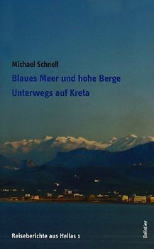 Blaues Meer und hohe Berge