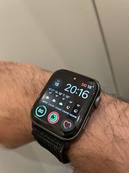 Image client pour Apple Watch Nike+ Series 4 44 mm Boîtier en aluminium gris sidéral avec Boucle Sport Nike Noir [Wifi]