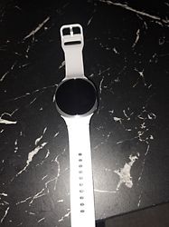 Immagine del cliente per Samsung Galaxy Watch8 40 mm Cassa in alluminio silver con Sport Band S/M white [Wi-Fi]