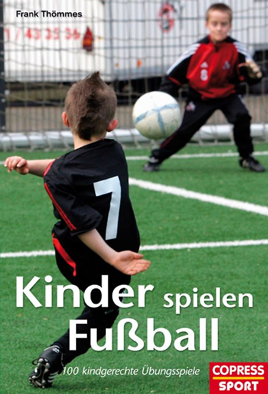 Kinder spielen Fußball