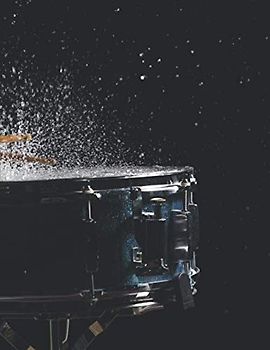 Notenheft: Das Notenbuch für alle Schlagzeuger ♦ über 100 blanko Seiten im A4 Format zum niederschreiben deiner besten Songs und Lieder ♦ Motiv: Drummer schwarz 2