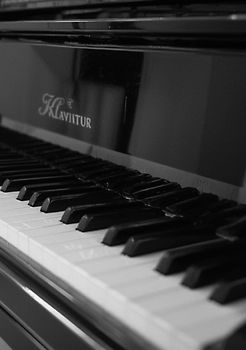 Notenheft: DIN A5 Notenlinienheft | 46 Seiten mit 12 Notenzeilen / Systeme pro Blatt | Papier 90g/m² | Musikheft mit Notenlinien