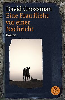 Eine Frau flieht vor einer Nachricht