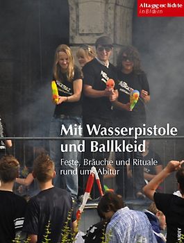 Mit Wasserpistole und Ballkleid