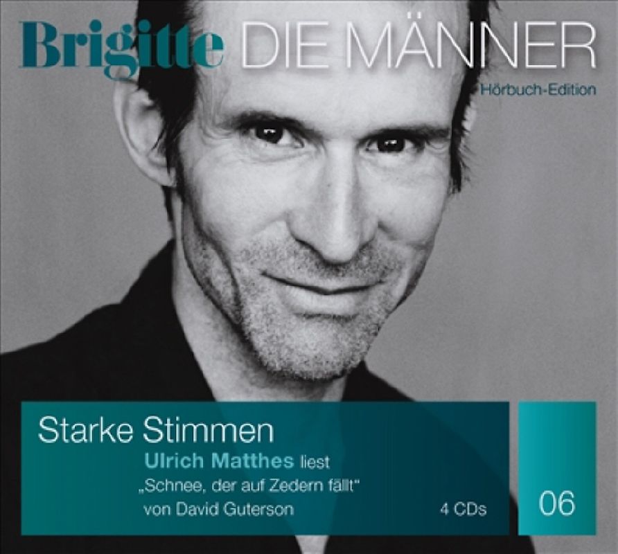 Schnee, der auf Zedern fällt