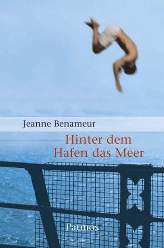 Hinter dem Hafen das Meer