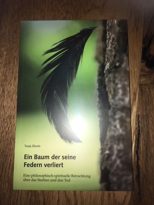 Ein Baum der seine Federn verliert