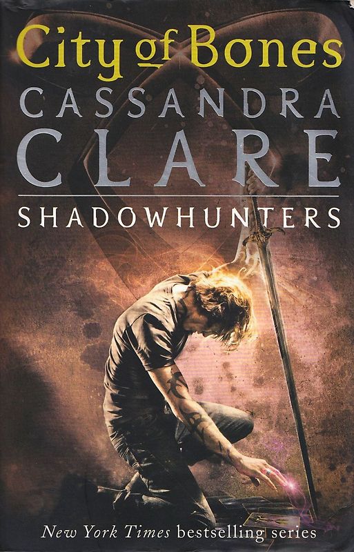 City of Bones: Book 1 - Mortal Instruments - Cassandra Clare [Paperback]