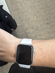 Kundenbild für Apple Watch SE 2022 40 mm Aluminiumgehäuse polarstern [Wi-Fi]