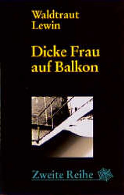 Dicke Frau auf Balkon