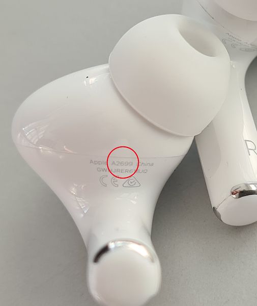 Imagen de ejemplo: Dónde se encuentra el número A en tus AirPods