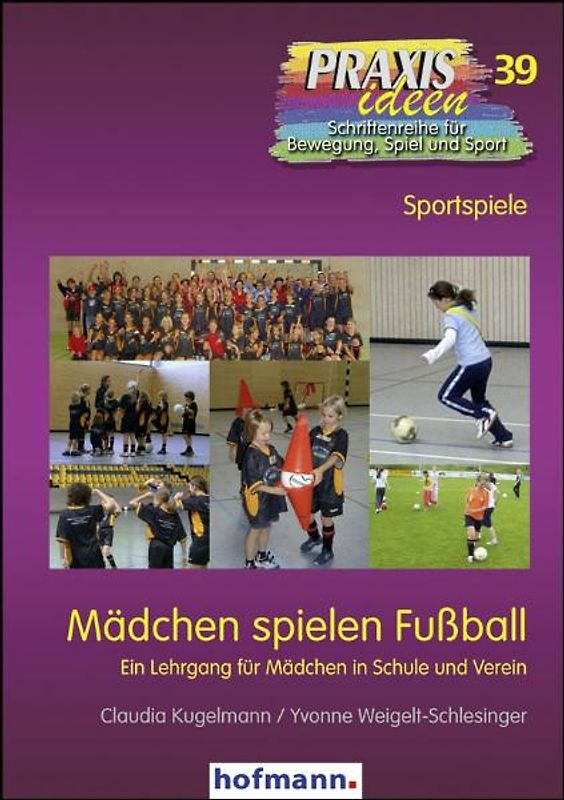 Mädchen spielen Fußball