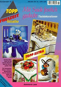 Mit Seide festlich gedeckt. Tischdekoration