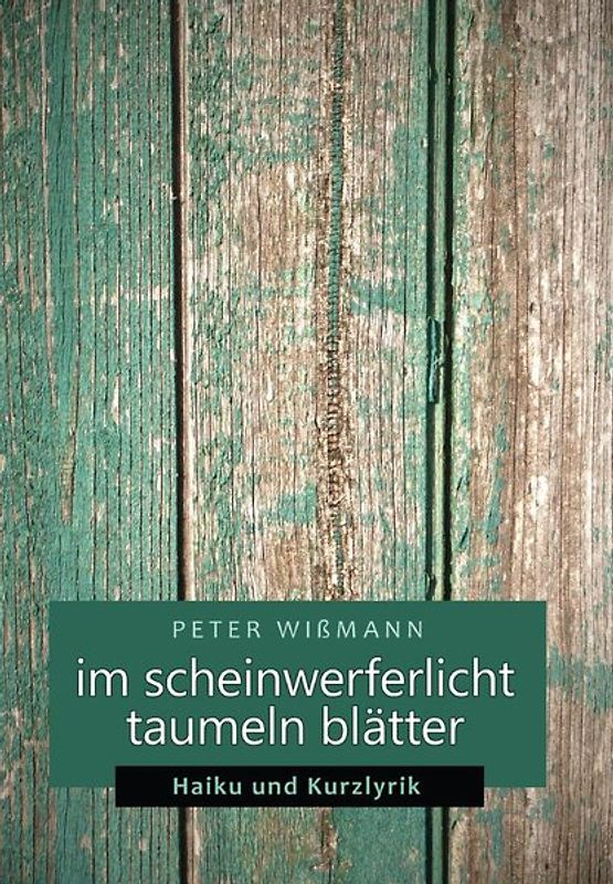 Im Scheinwerferlicht taumeln Blätter