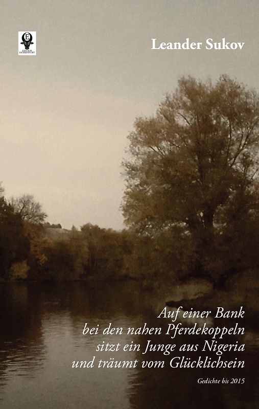 Auf einer Bank bei den nahen Pferdekoppeln sitzt ein Junge aus Nigeria und träumt vom Glücklichsein.