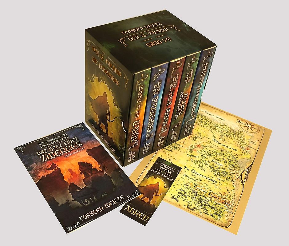 Der 13. Paladin: Band I - V - Ahren / Die Ernennung / Die Eherne Stadt / Die Schlafende Mutter / Die Inseln der Klingensee [inkl. Schuber, Kurzgeschichte "Das Herz eines Zwerges", Lesezeichen & DIN-A4-Karte]