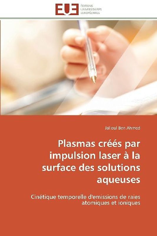 Plasmas créés par impulsion laser à la surface des solutions aqueuses