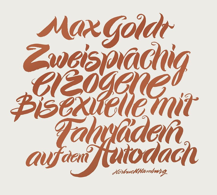 Zweisprachig erzogene Bisexuelle mit Fahrrädern auf dem Autodach