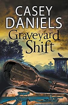 Graveyard Shift: A Paranormal Mystery (Pepper Martin Paranormal Mystery, Band 10)
