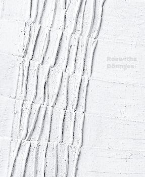 Mit offenen Haaren über den Deich