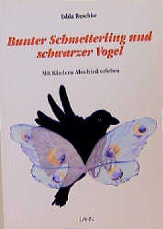 Bunter Schmetterling und schwarzer Vogel