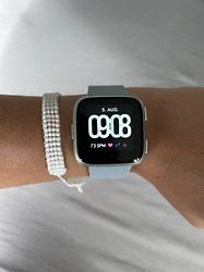 Image client pour Fitbit Versa 34 mm argent aluminium et bracelet en silicone gris [Wi-Fi]