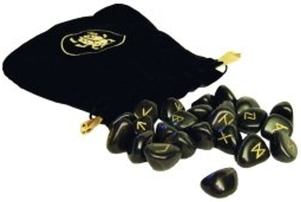 Runen aus schwarzem Achat. 25 Runensteine im Samtbeutel