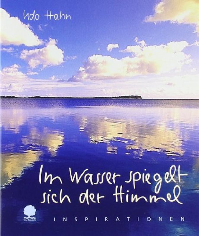 Im Wasser spiegelt sich der Himmel