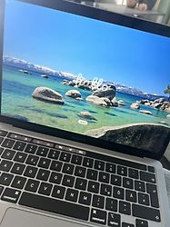 Image client pour Apple MacBook Pro CTO avec Trackpad et Touch ID 13.3" (Ecran Retina True Tone) Puce M2 16 Go RAM 512 Go SSD [mi-2022] argent