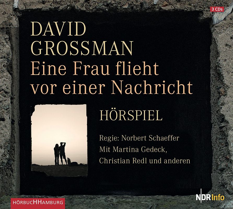 Eine Frau flieht vor einer Nachricht